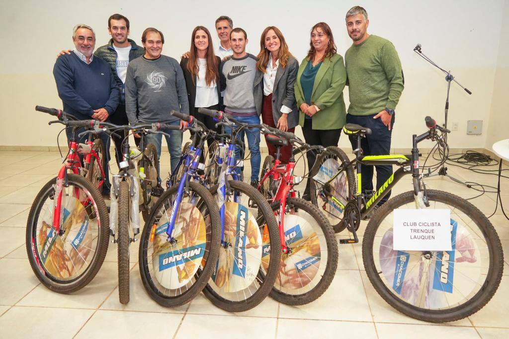 Otorgamos kits a diversos clubes de barrio de los distritos Rivadavia y Trenque Lauquen.