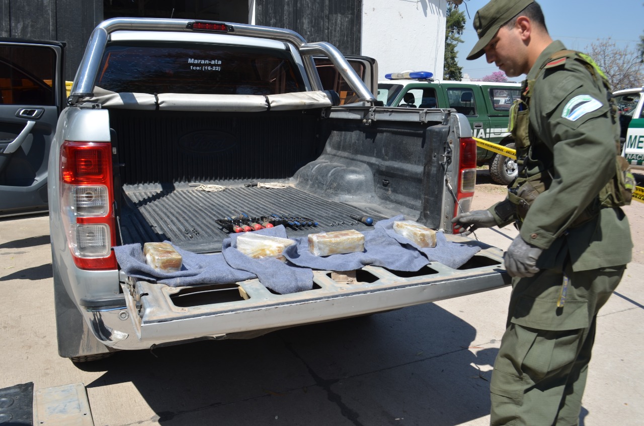 Los gendarmes secuestraron más de 4 kilos de cocaína que estaban ocultos en la camioneta. 4kg de cocaína