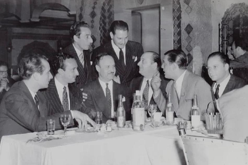 Homero Manzi junto a Héctor Stampone y Enrique Santos Discépolo, entre otros amigos. Foto: Diario Clarín