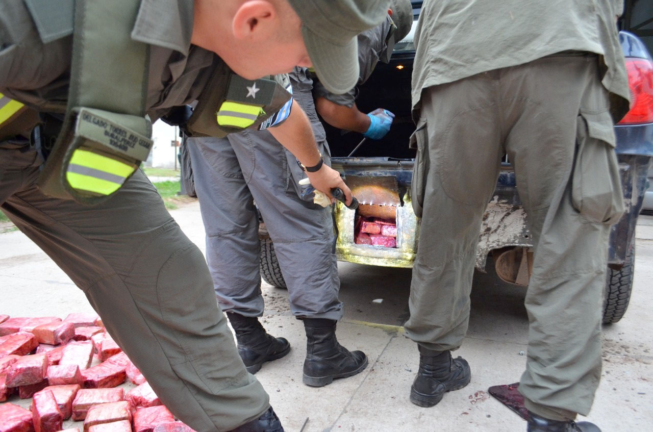 personal extrayendo la droga