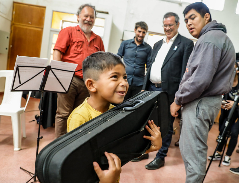 Con Federico Prieto y Rolando Goldman, Bauer entregó instrumentos para la nueva Orquesta Infanto-Juvenil de Concepción del Uruguay