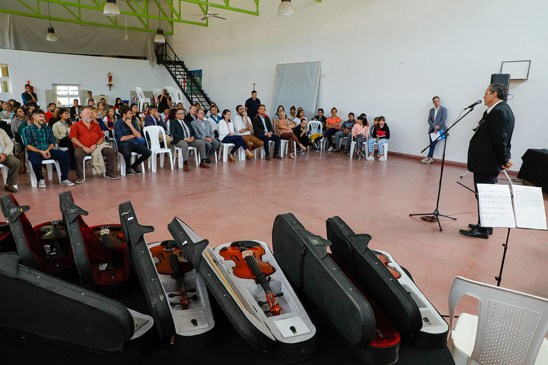Entrega de instrumentos para la nueva Orquesta Infanto-Juvenil de Concepción del Uruguay