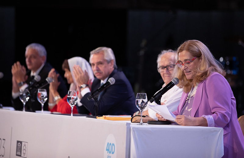 Fernanda Gil Lozano en la mesa de apertura con el presidente Alberto Fernández