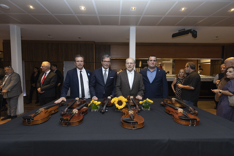 Tristán Bauer junto el embajador alemán en Argentina, Ulrich Sante, el director musical y violinista ruso-israelí, Shlomo Mintz; el luthier israelí, Avshalom Weinstein.