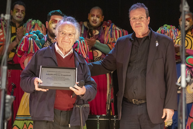 Pérez Esquivel recibe el reconocimiento por la defensa constante de la paz y los derechos humanos de manos del ministro de Cultura, Tristán Bauer