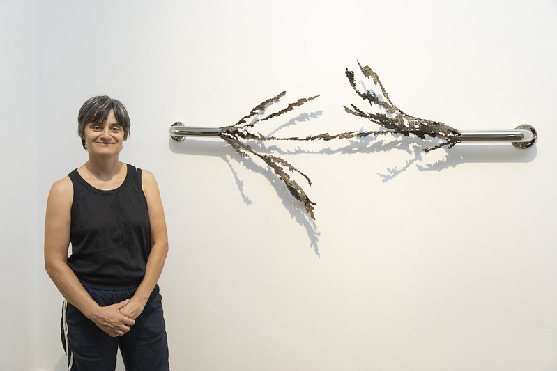 Luciana Lamothe junto a su obra "Inasible", en la muestra PREMIO ADQUISICIÓN 8M