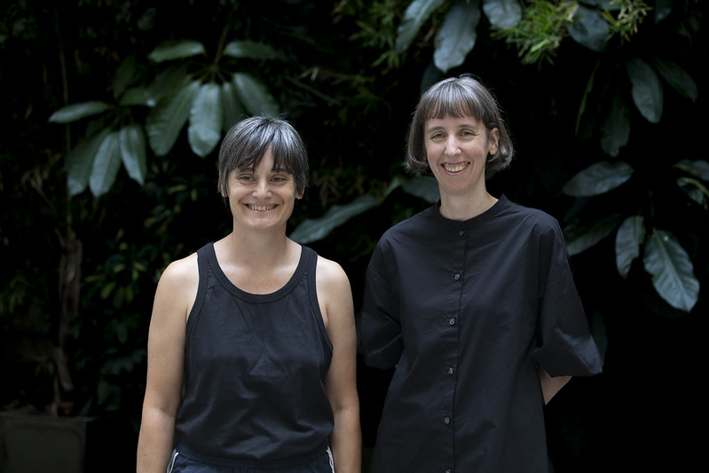 La artista Luciana Lamothe junto a la curadora Sofía Dourron