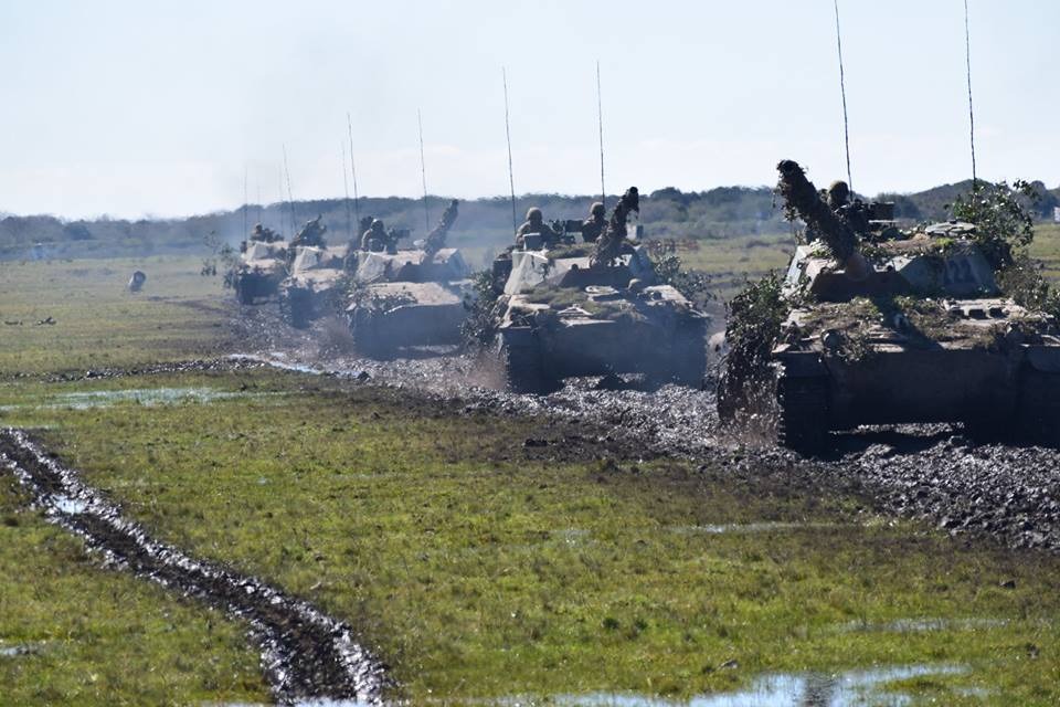 Tropas Blindadas en columna de marcha