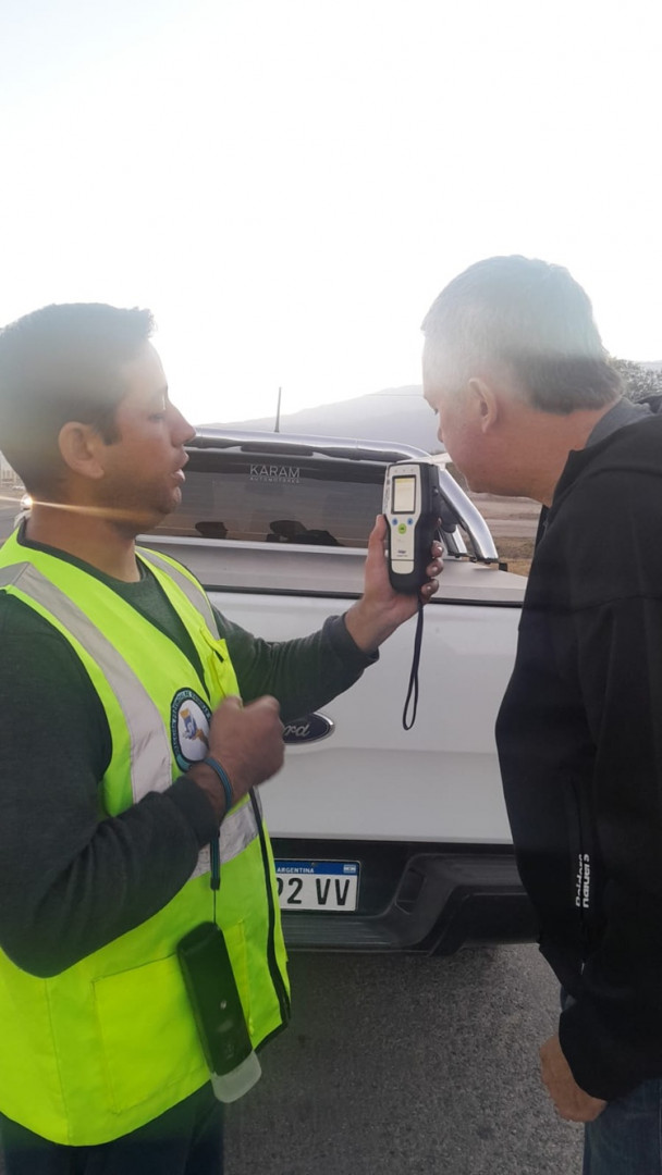 Un agente realiza un control vial en un operativo de control. 