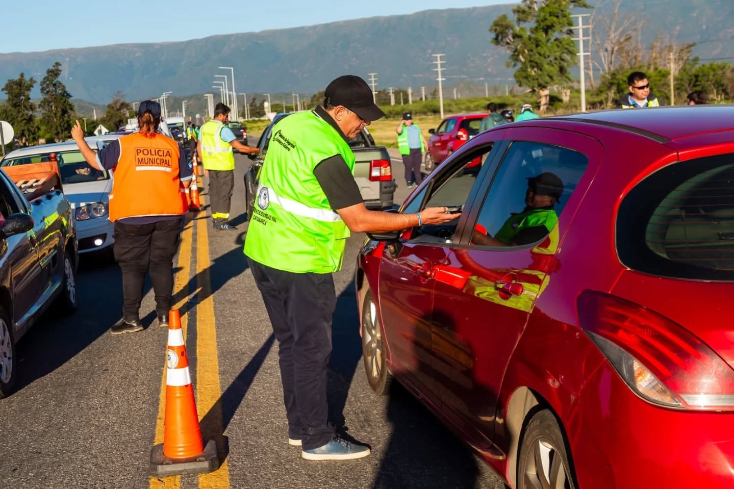 Agentes realizan controles preventivos en un festival, en el marco del operativo Sol y Montaña.
