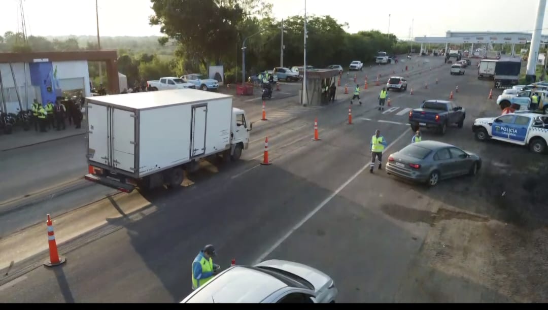 Agentes realizan controles en un operativo regional.