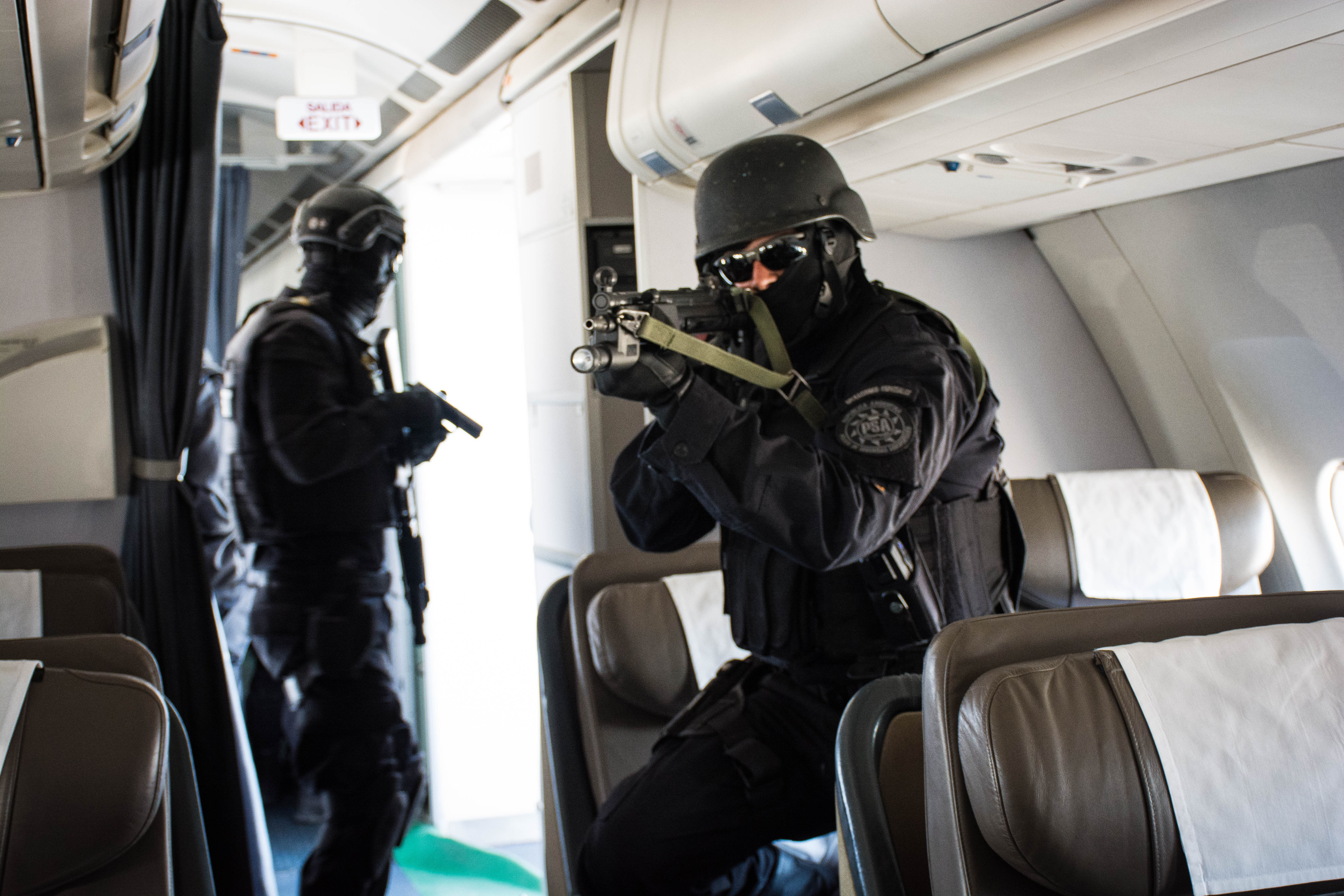 Simulacro de toma de rehenes en vuelo: oficiales de la PSA se capacitaron con especialistas italianos