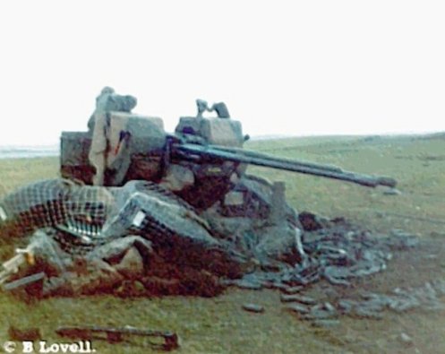 Cañón bitubo destruido en su posición final de tiro tendido contra infantería