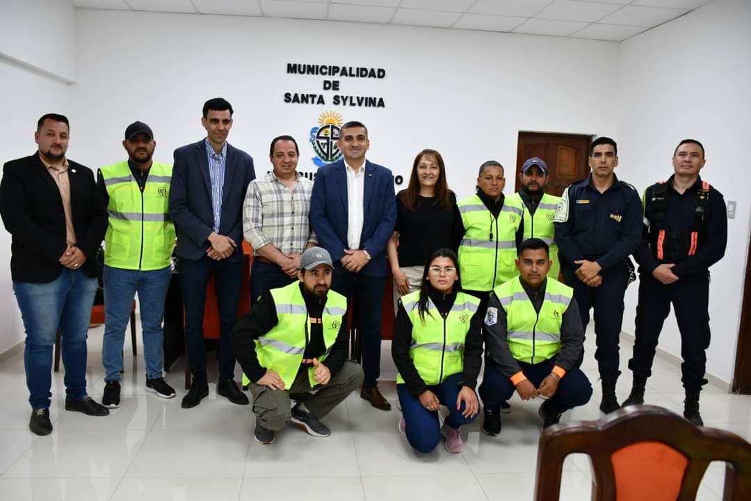 Personal de la Subsecretaría de Seguridad Vial posa junto a inspectores de tránsito municipales y personal de la Policía Caminera, quienes recibieron equipamiento en seguridad vial.