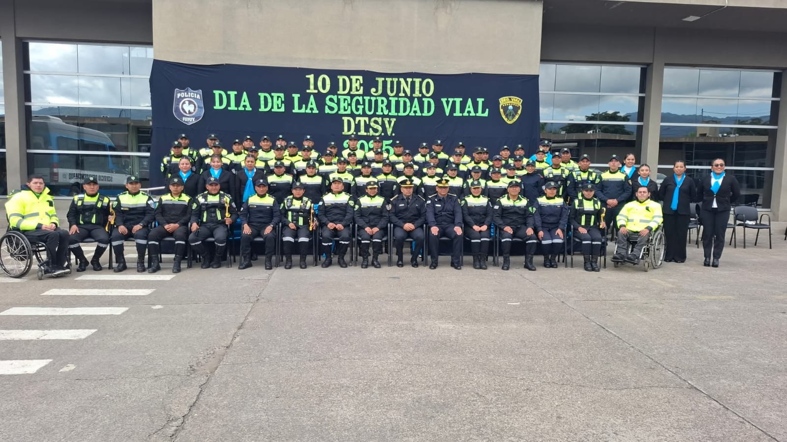 Miembros de la Dirección de Tránsito y Seguridad Vial posan junto a personal policial en acto que se realizó en la central de Policía por el Día de la Seguridad Vial.