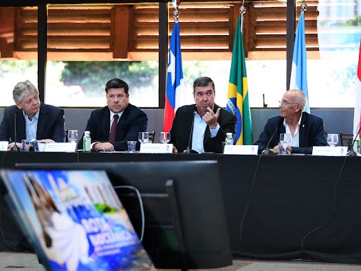 El Secretario de Seguridad Vial de Jujuy y presidente del CFSV, Alejandro Marenco, y el Sr. Gobernador de la provincia, Carlos Sadir, disertan en la reunión de Gobernadores de los Estados Subnacionales del Corredor Bioceánico Capricornio.