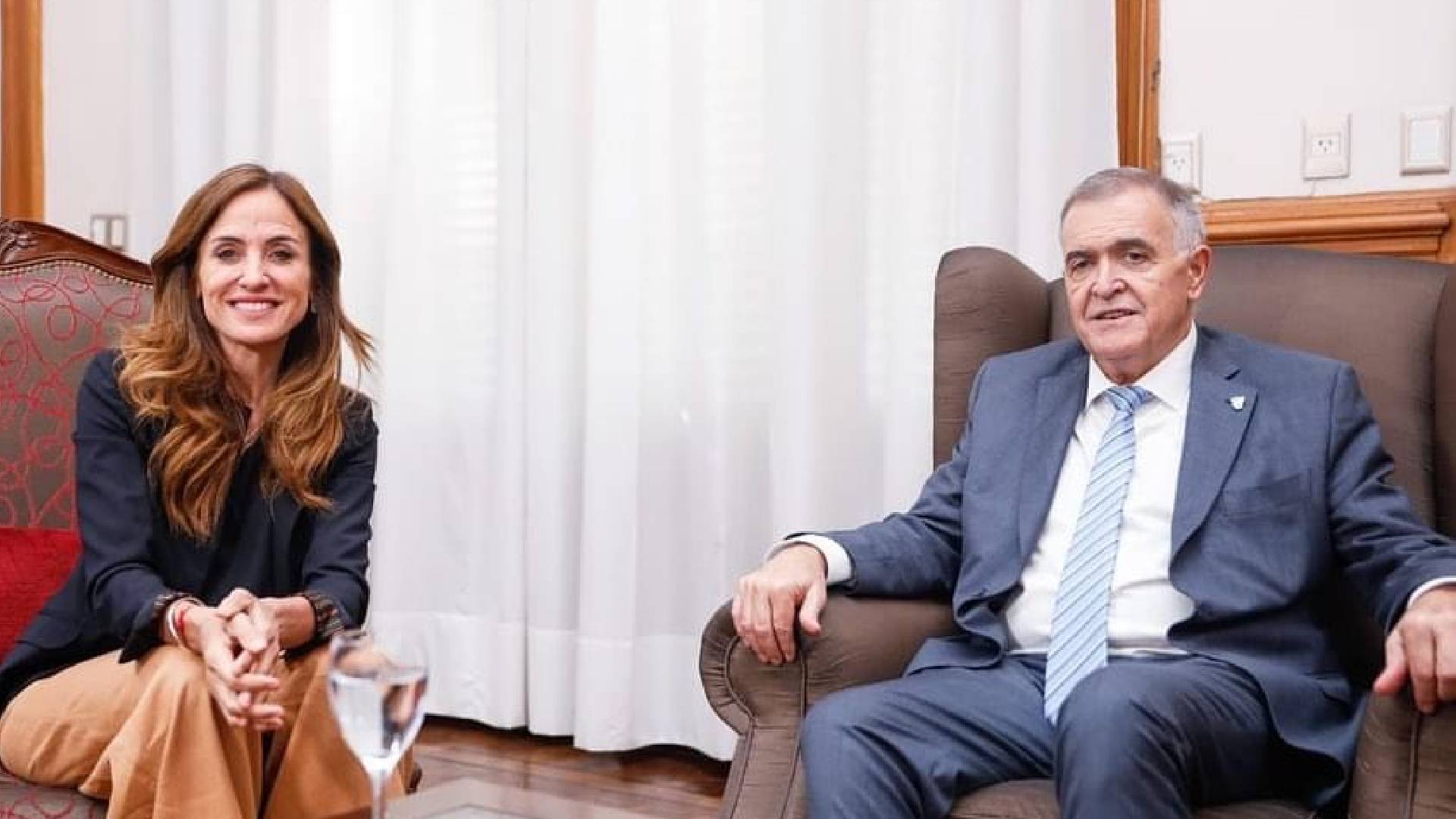 La ministra de Desarrollo Social de la Nación, Victoria Tolosa Paz sentada junto al gobernador de Tucumán, Osvaldo Jaldo.