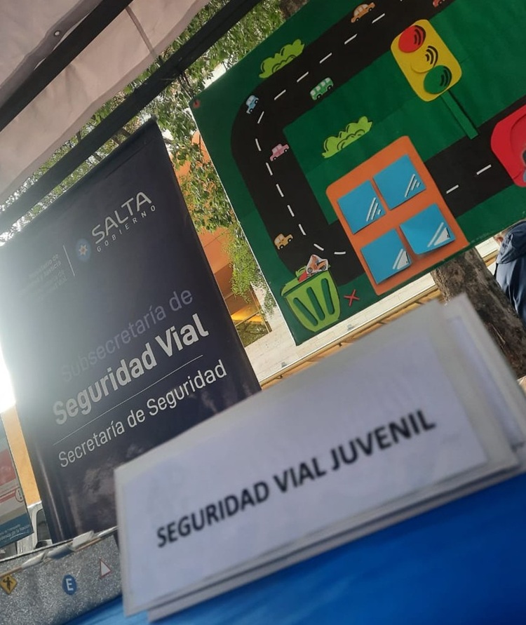Cartel con la inscripción “seguridad vial juvenil”, parte del stand institucional producto del taller de seguridad vial dirigido a adolescentes.