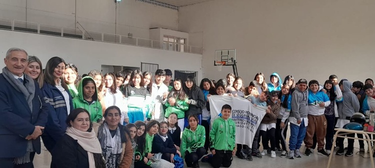 Representantes del Consejo Provincial de Seguridad Vial y alumnos de nivel primario realizan talleres de concientización vial.