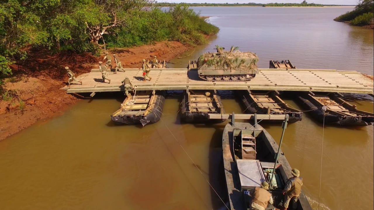 LANRE empujando compuerta transportando vehículo M 113