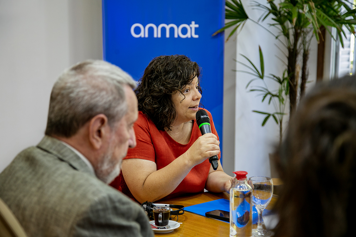 Manuel Limeres, administrador nacional de ANMAT y Carla Vizzotti, ministra de Salud de la Nación