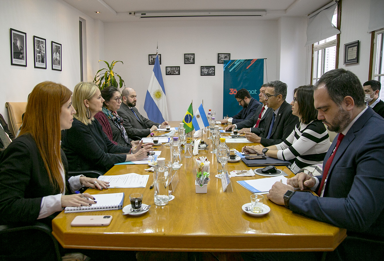 Autoridades de ANMAT y ANVISA se reunieron en Buenos Aires para fortalecer lazos.