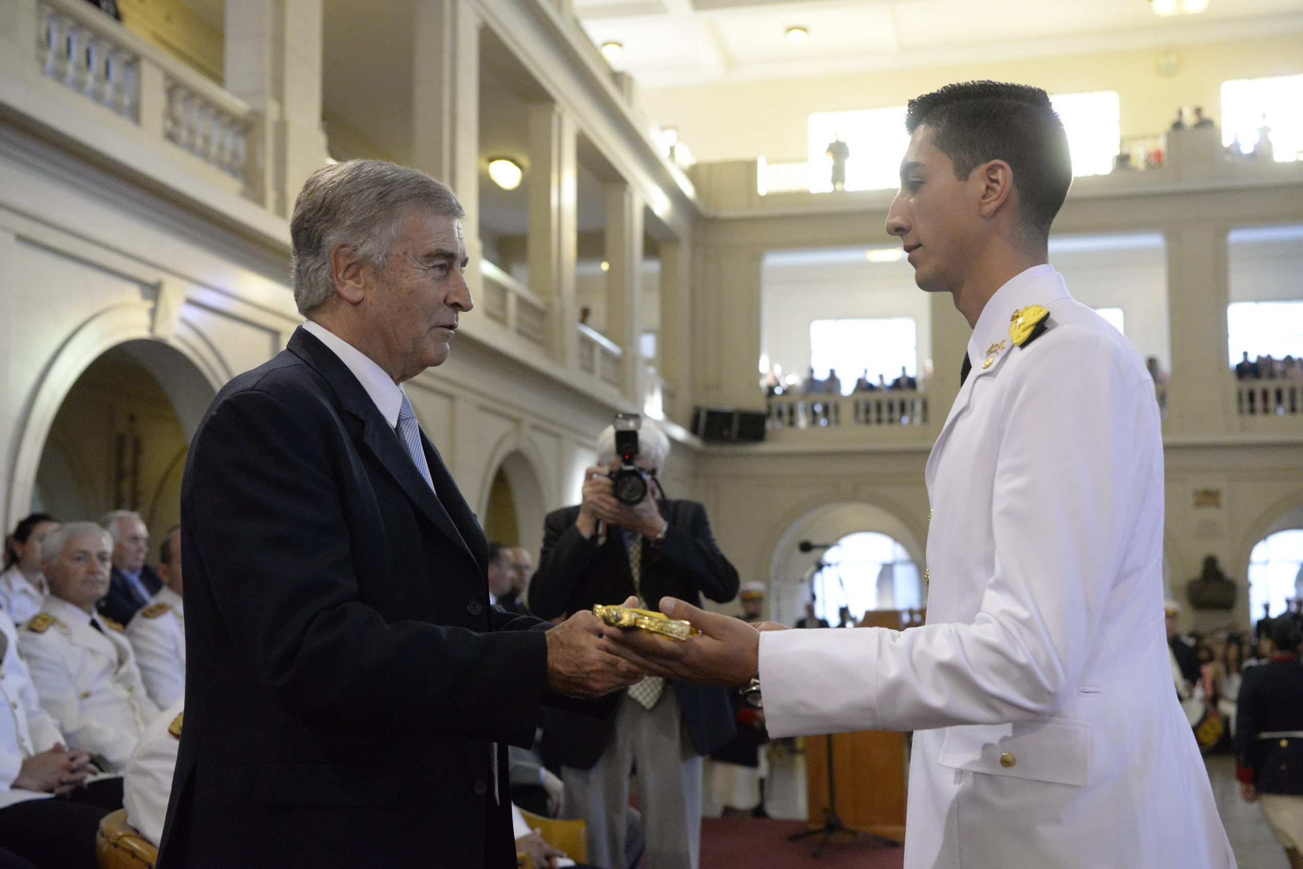 El Ministro de Defensa entrega su sable de oficial al subteniente Lucas Matías Arrieta