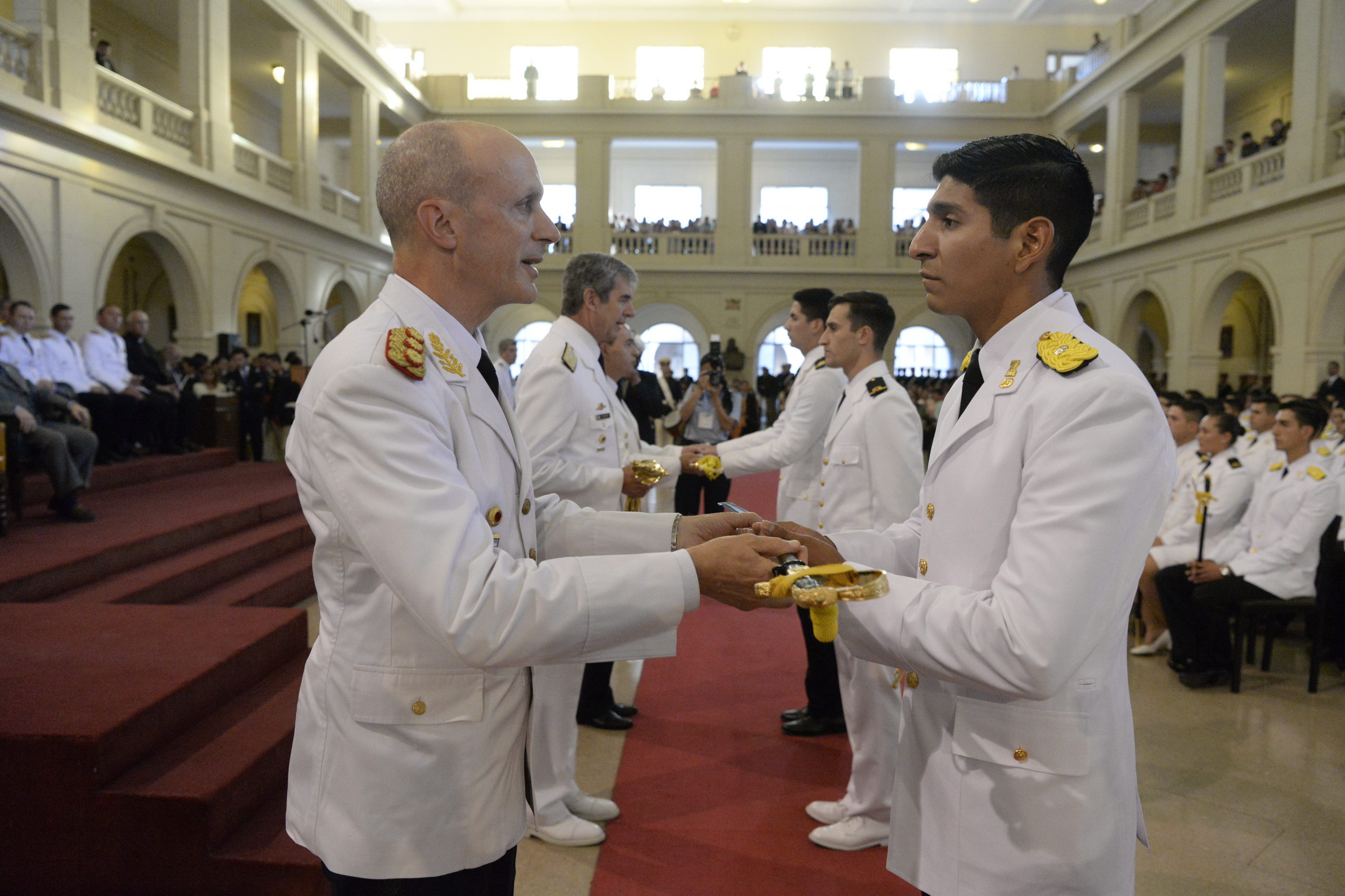 El subteniente Adrián Facundo Maraz recibe su sable de manos del jefe del Ejército, general de división Claudio Ernesto Pasqualini