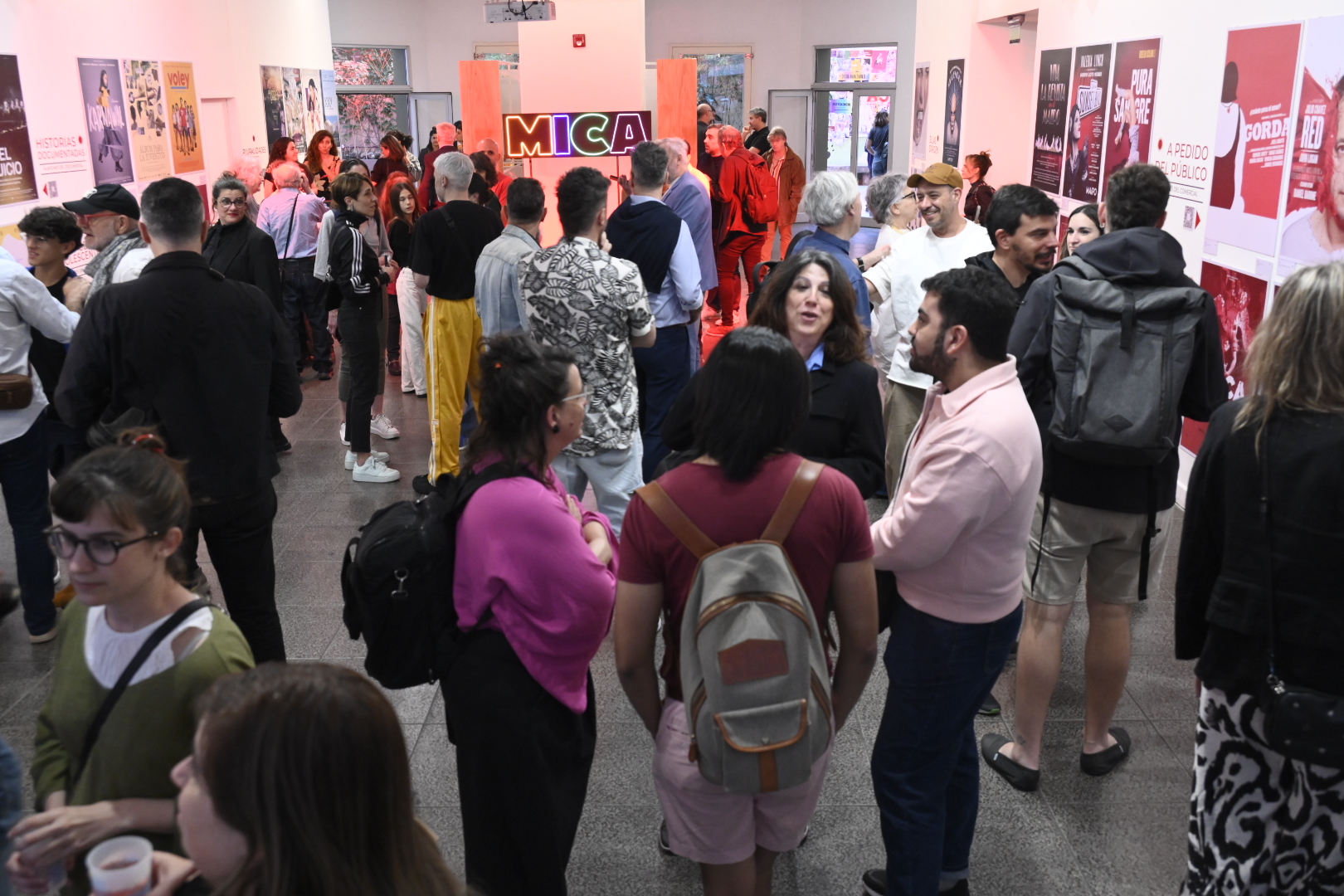 Los expositores e invitados recorriendo la muestra.