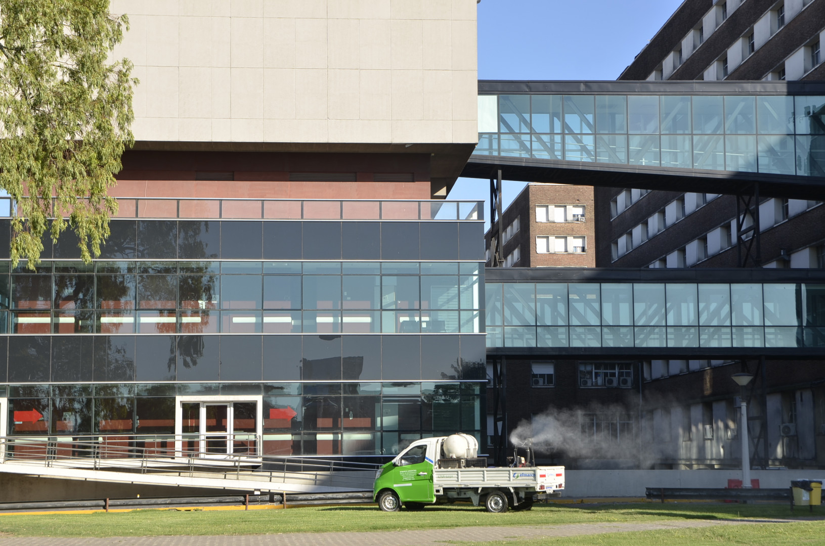 Jóven con ropa clara