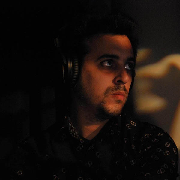 El músico Nicolás Cecinini, coordina la actividad junto con Isol Misenta.