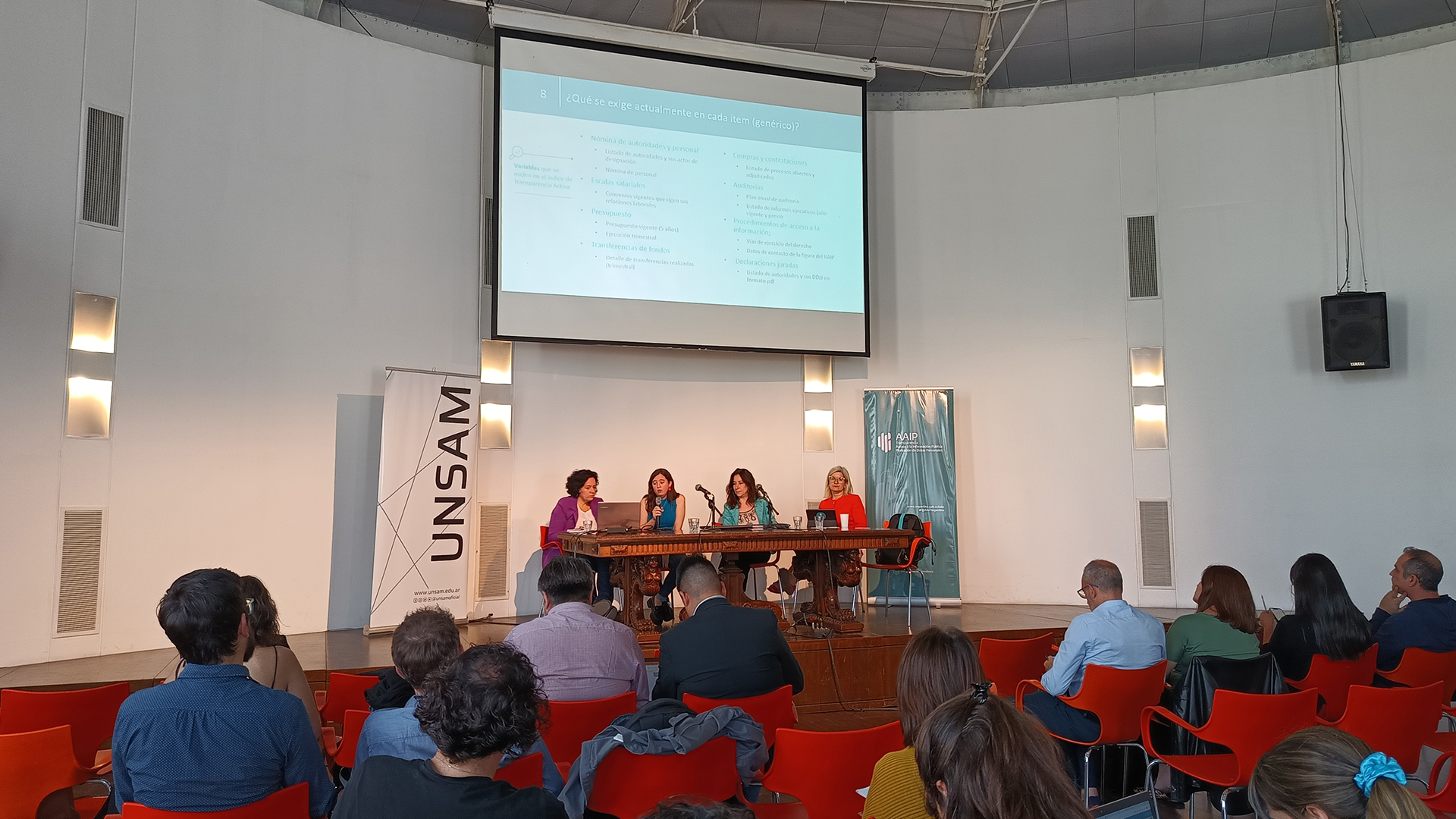 Directoras Nacionales de la AAIP exponiendo