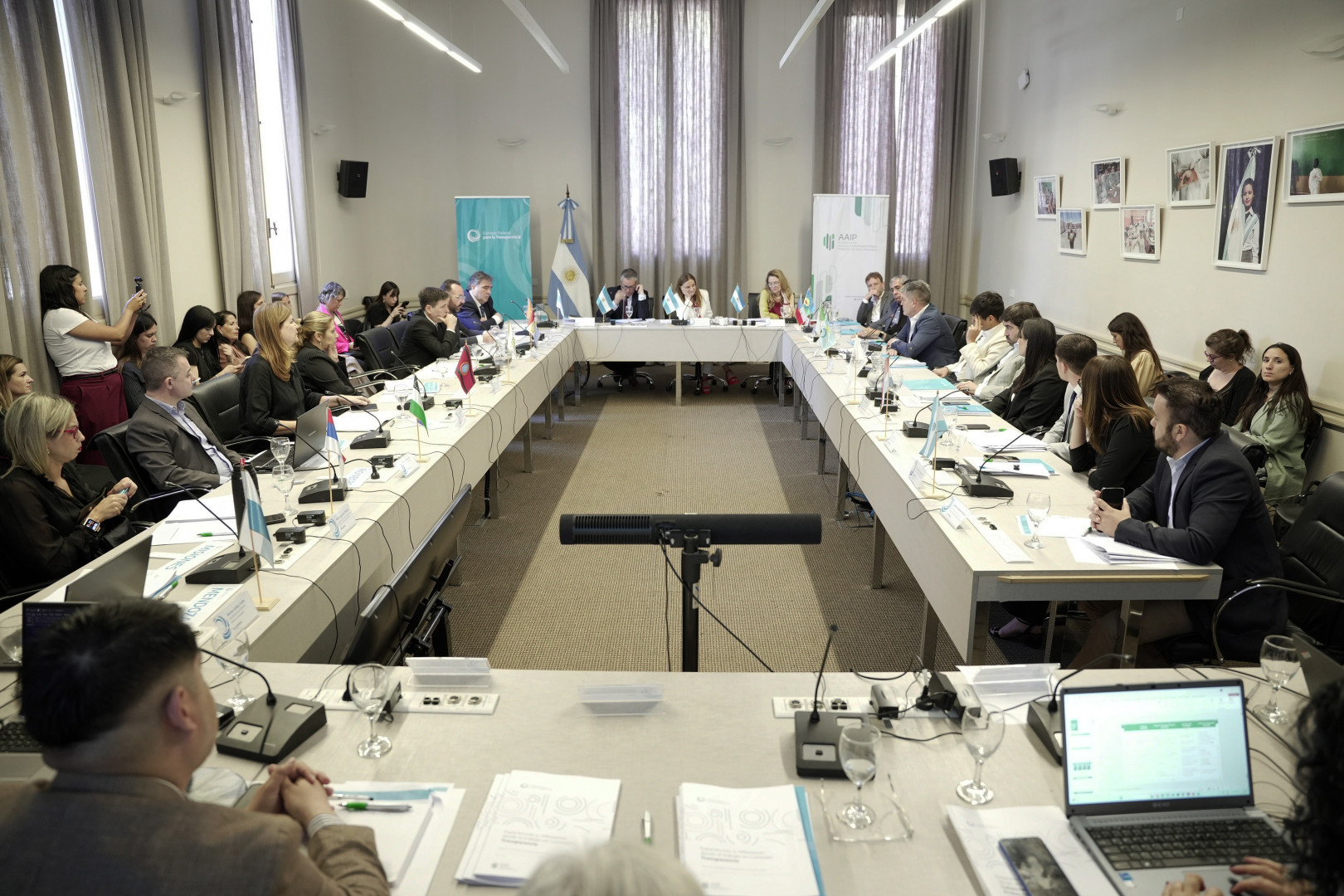 Mesa de representantes y autoridades del CFT