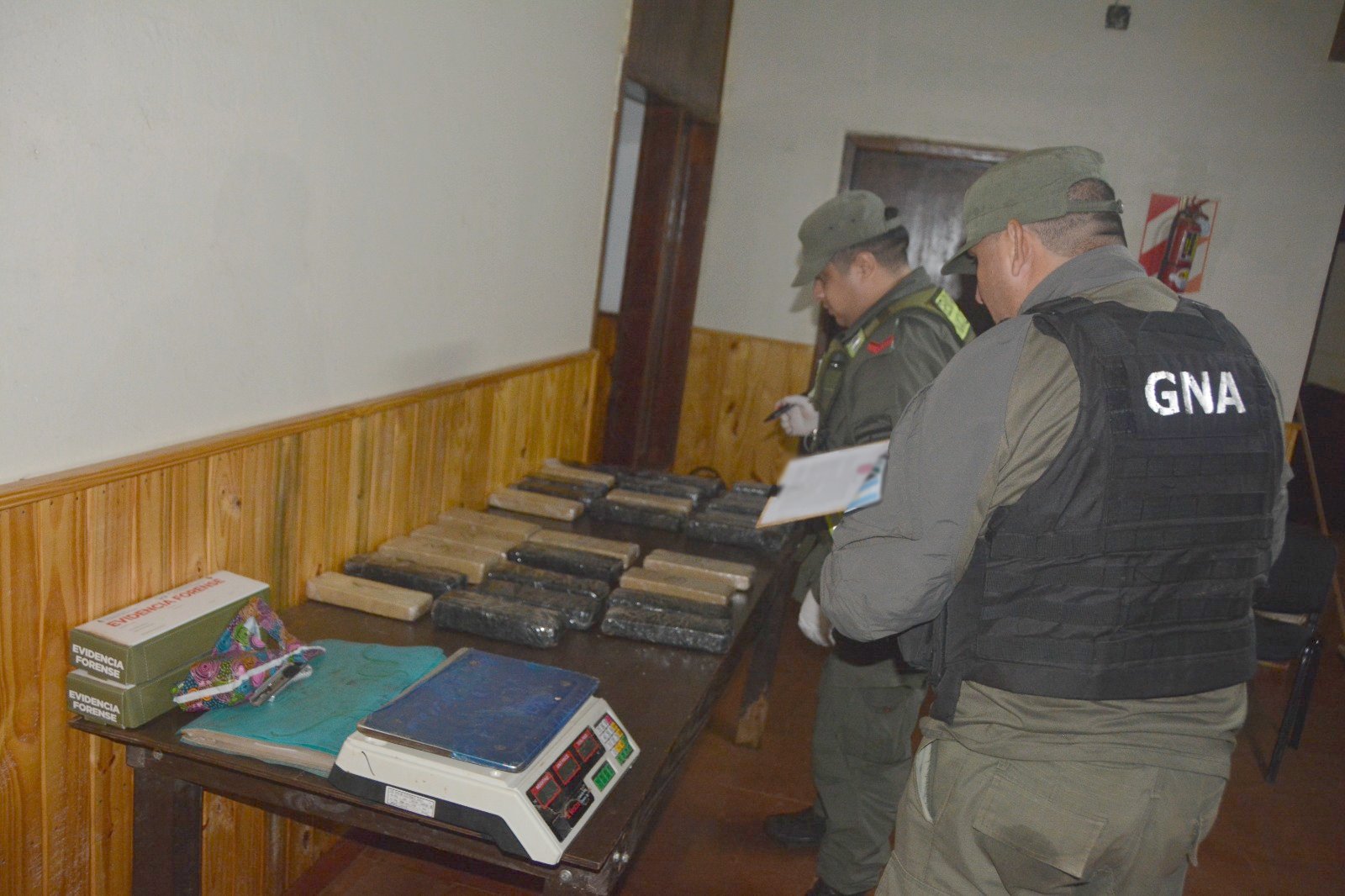 abandonan_20_kilos_de_marihuana_acondicionados_en_dos_mochilas_3