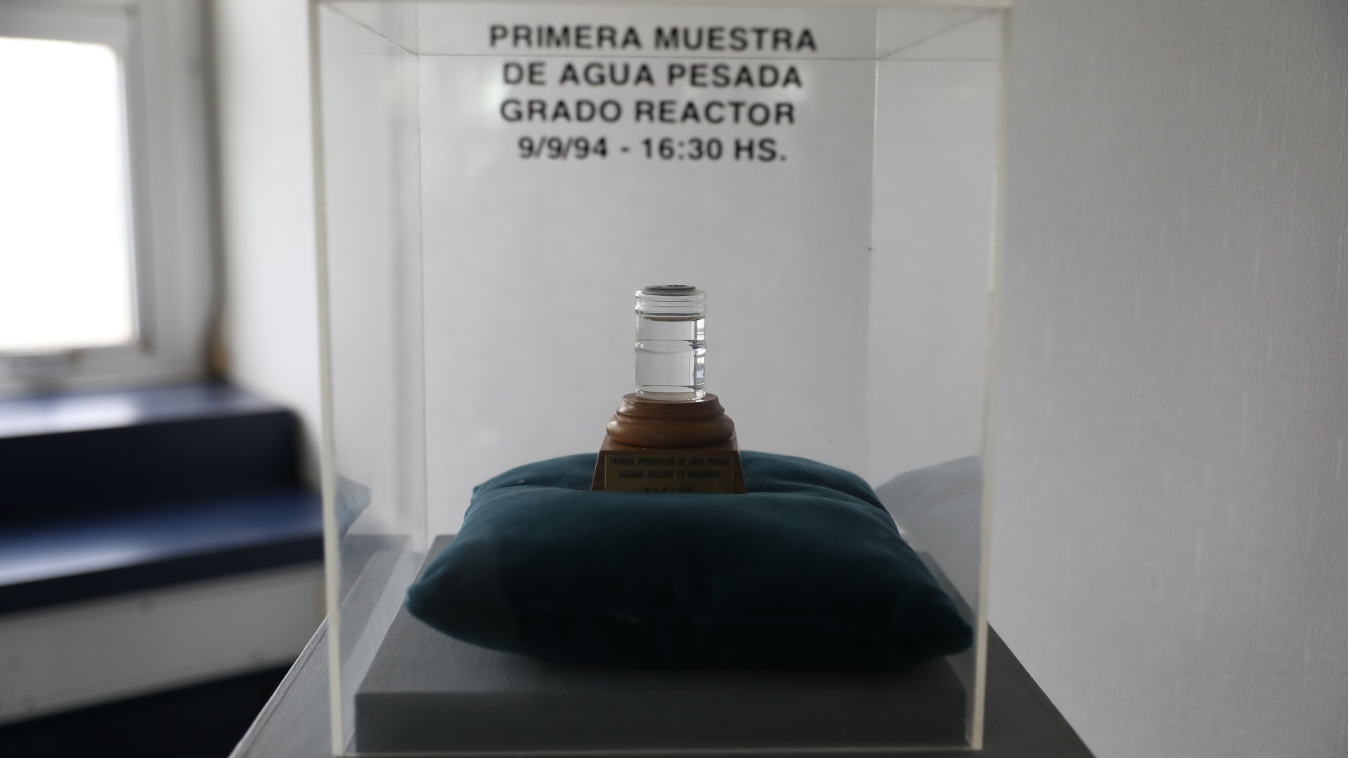 Primera muestra de agua pesada grado reactor producida en la Planta Industrial de Agua Pesada