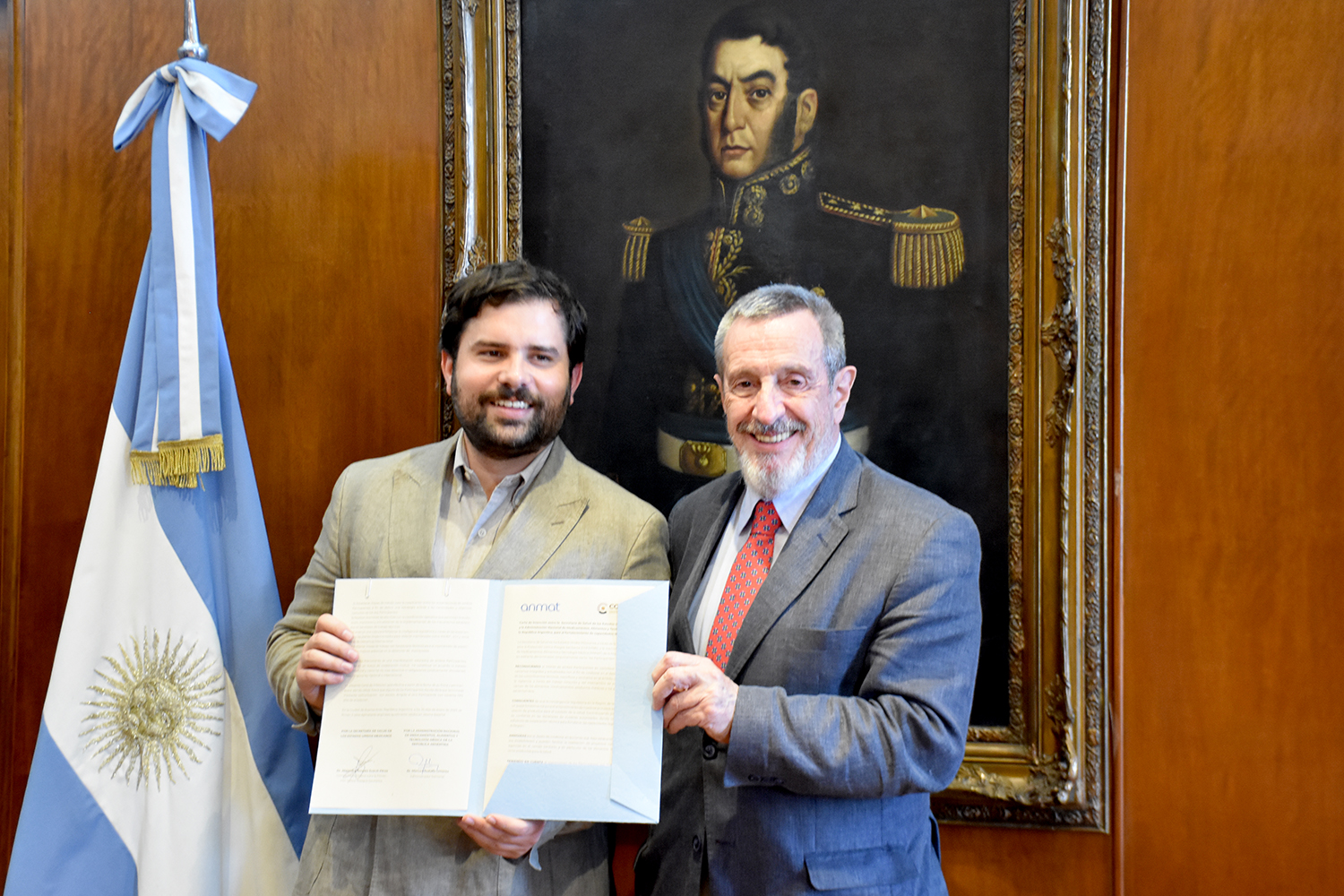 Alejandro Svarch y Manuel Limeres, autoridades de las agencias sanitarias, sostienen el documento firmado en el Salón San Martín del Ministerio de Salud de la Nación