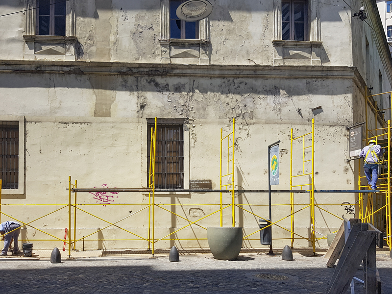 Fachada en proceso de restauración