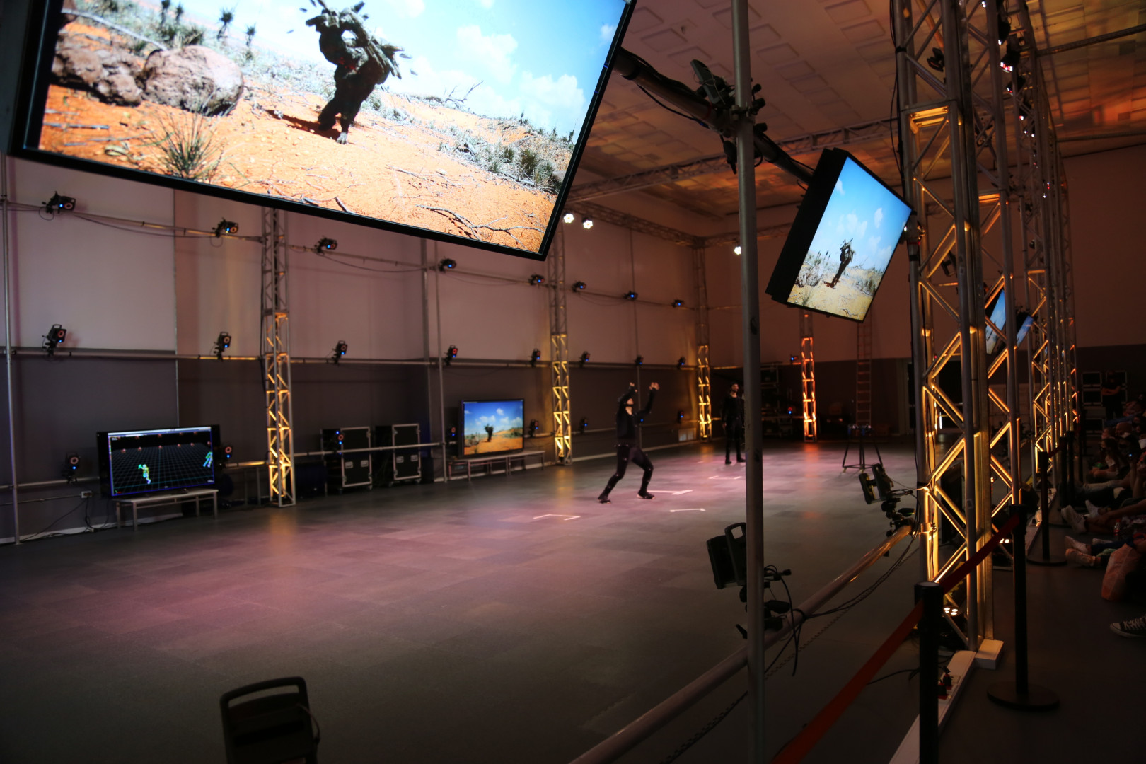ANIMAR / MoCap cuenta con un espacio de 23 x 12 m, con más de 6 metros de altura, y dispone de 72 cámaras que permiten capturar la performance de hasta 12 actores en simultáneo y de 6 cascos para gestos faciales.