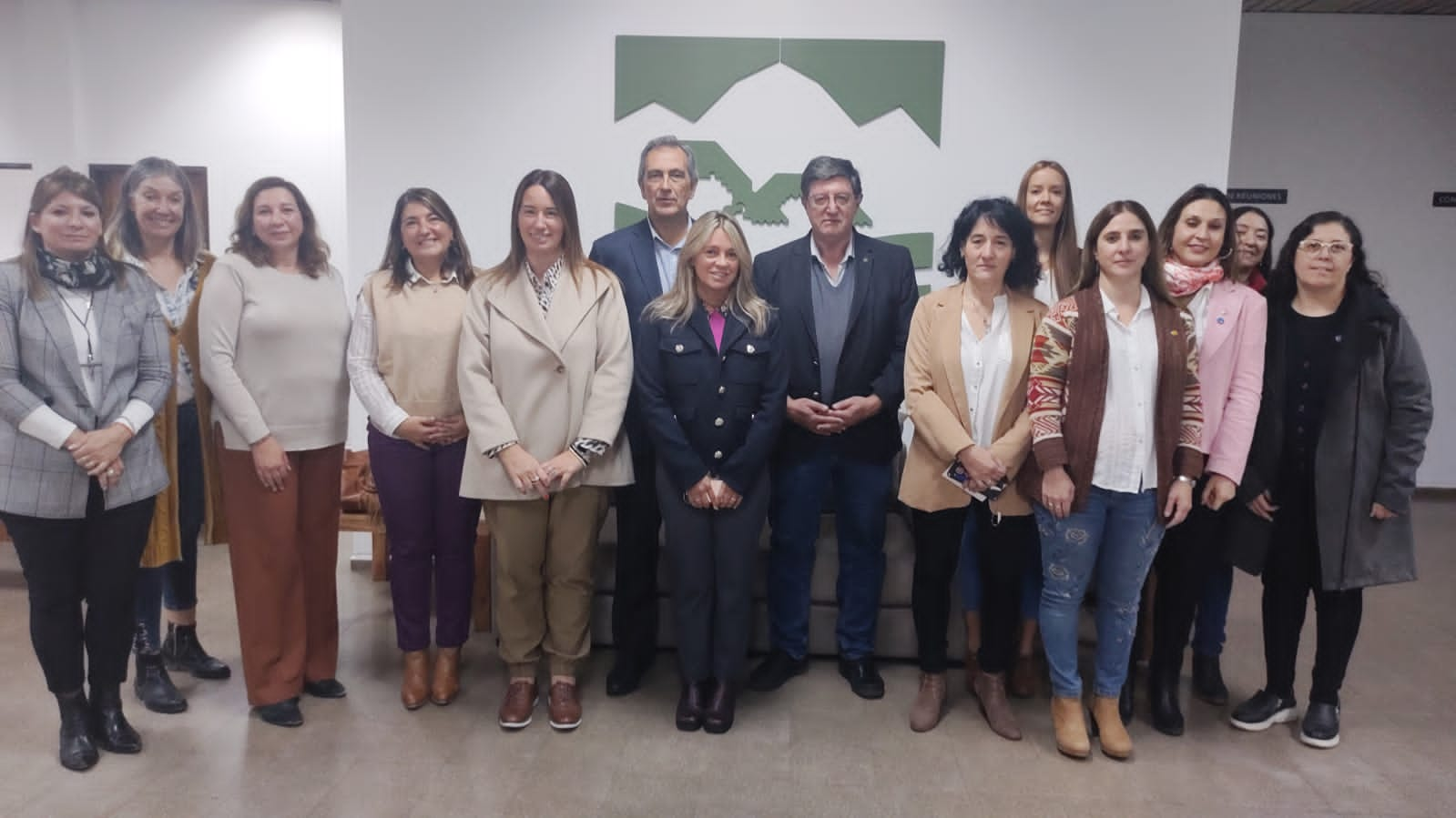 Autoridades de INAL y autoridades sanitarias jurisdiccionales de Cuyo posan para la foto tras el encuentro.