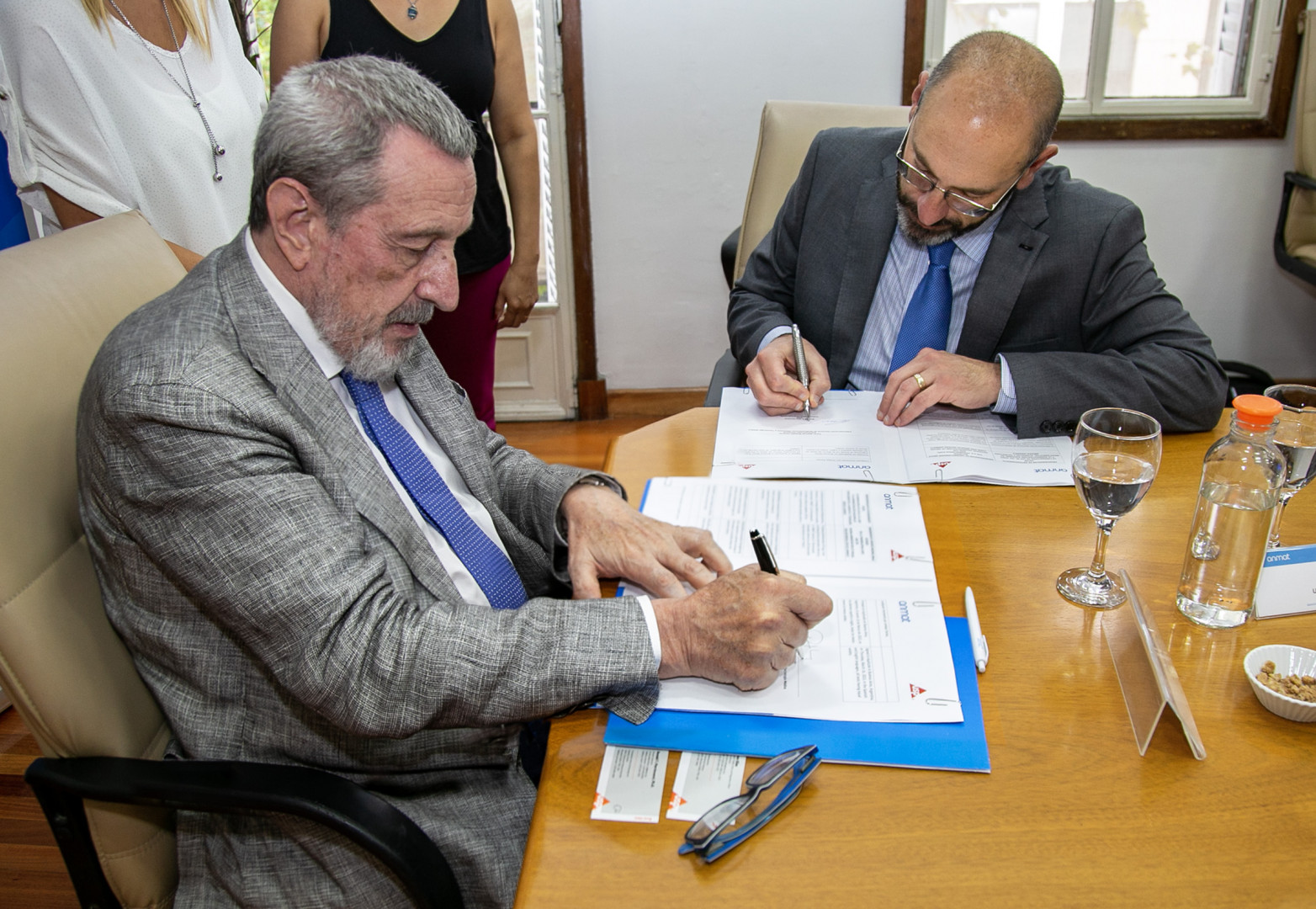 Foto de la firma del acuerdo entre ANMAT y USP