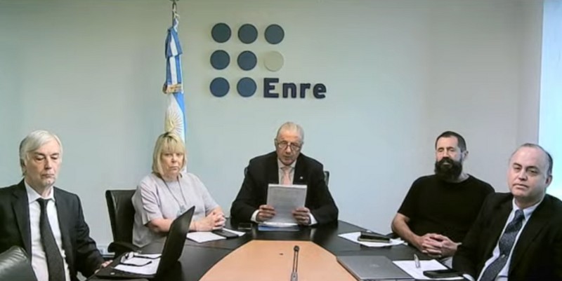 El Interventor del ENRE, Ing. Osvaldo Rolando, inauguró la audiencia, en compañía del Dr. Sergio Bergoglio y la Lic. María Cristina Tonnelier (izquierda de la foto) y del Lic. Marcelo Biach y del Dr. Eliseo Segura (derecha de la foto).