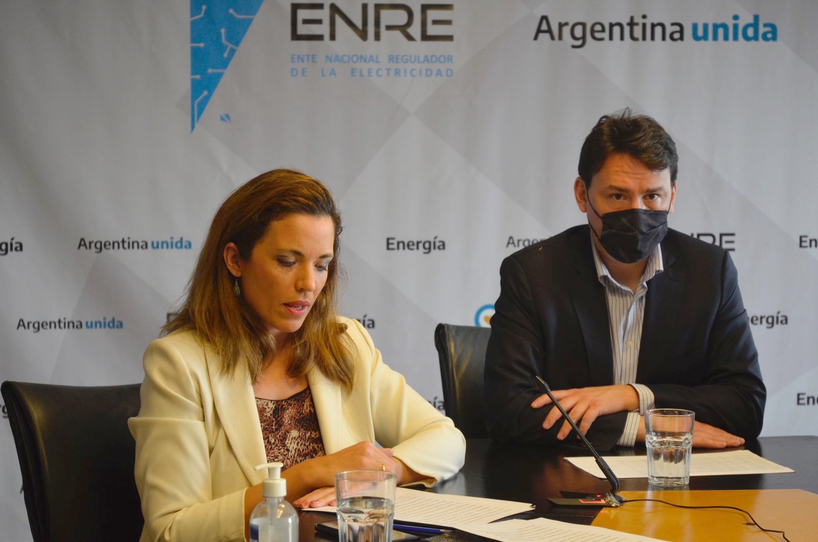 La interventora del ENRE, Soledad Man&iacute;n, junto al subsecretario de Energ&iacute;a El&eacute;ctrica, Federico basualdo, en la apertura de la Audiencia P&uacute;blica.