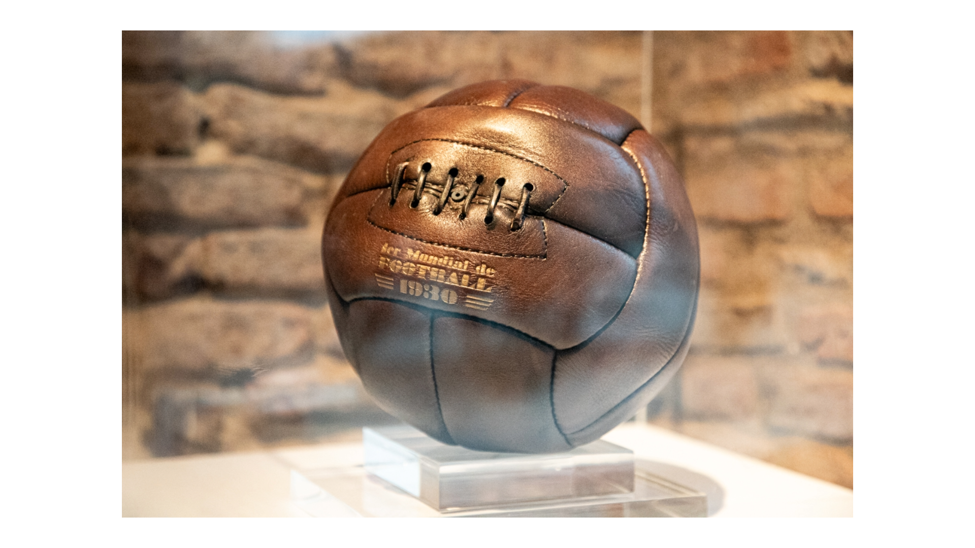Vista de una réplica de la pelota que se usó en la Copa Mundial de Fútbol de 1930