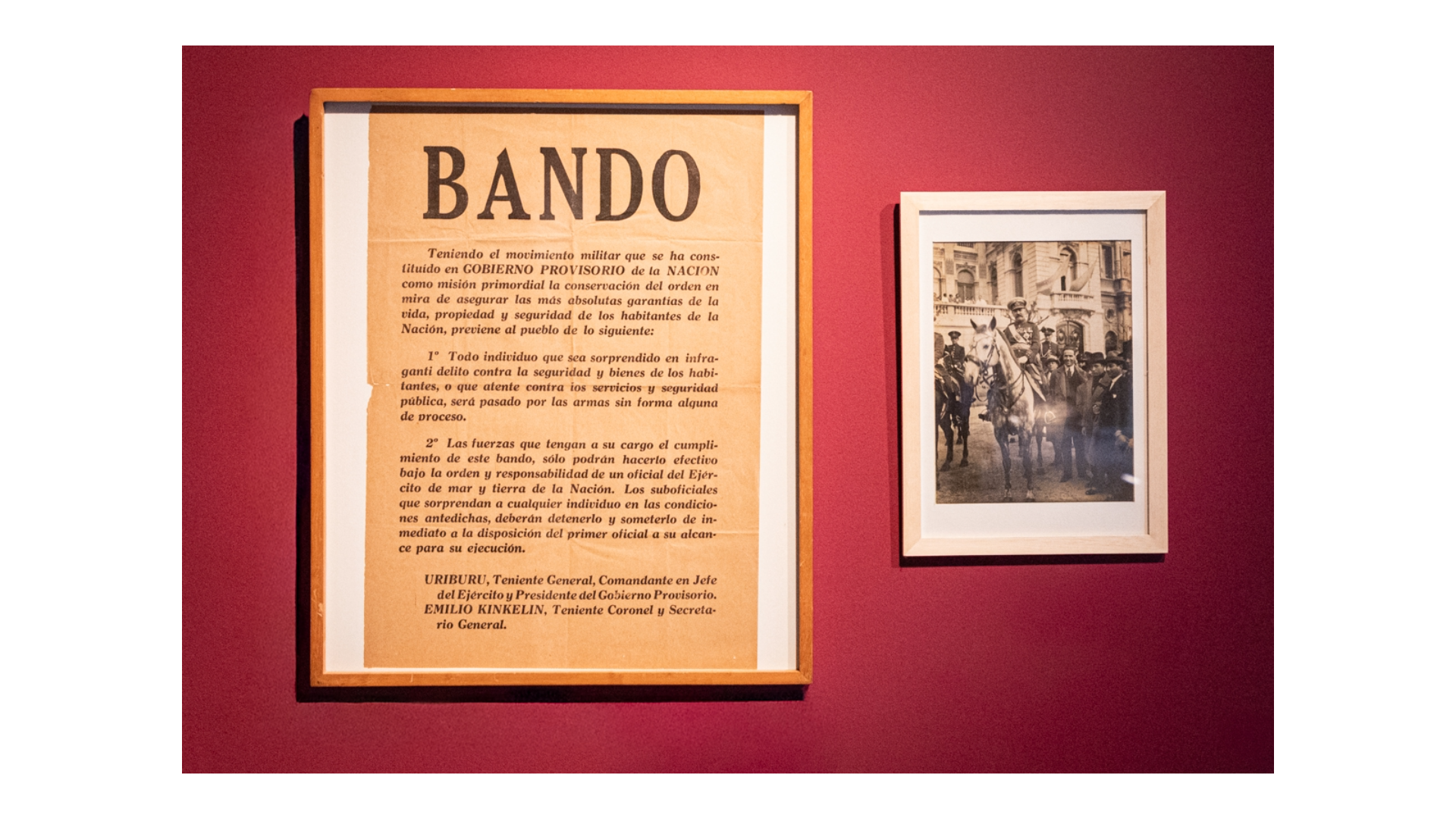 Vista de panel que lleva un bando y una fotografía