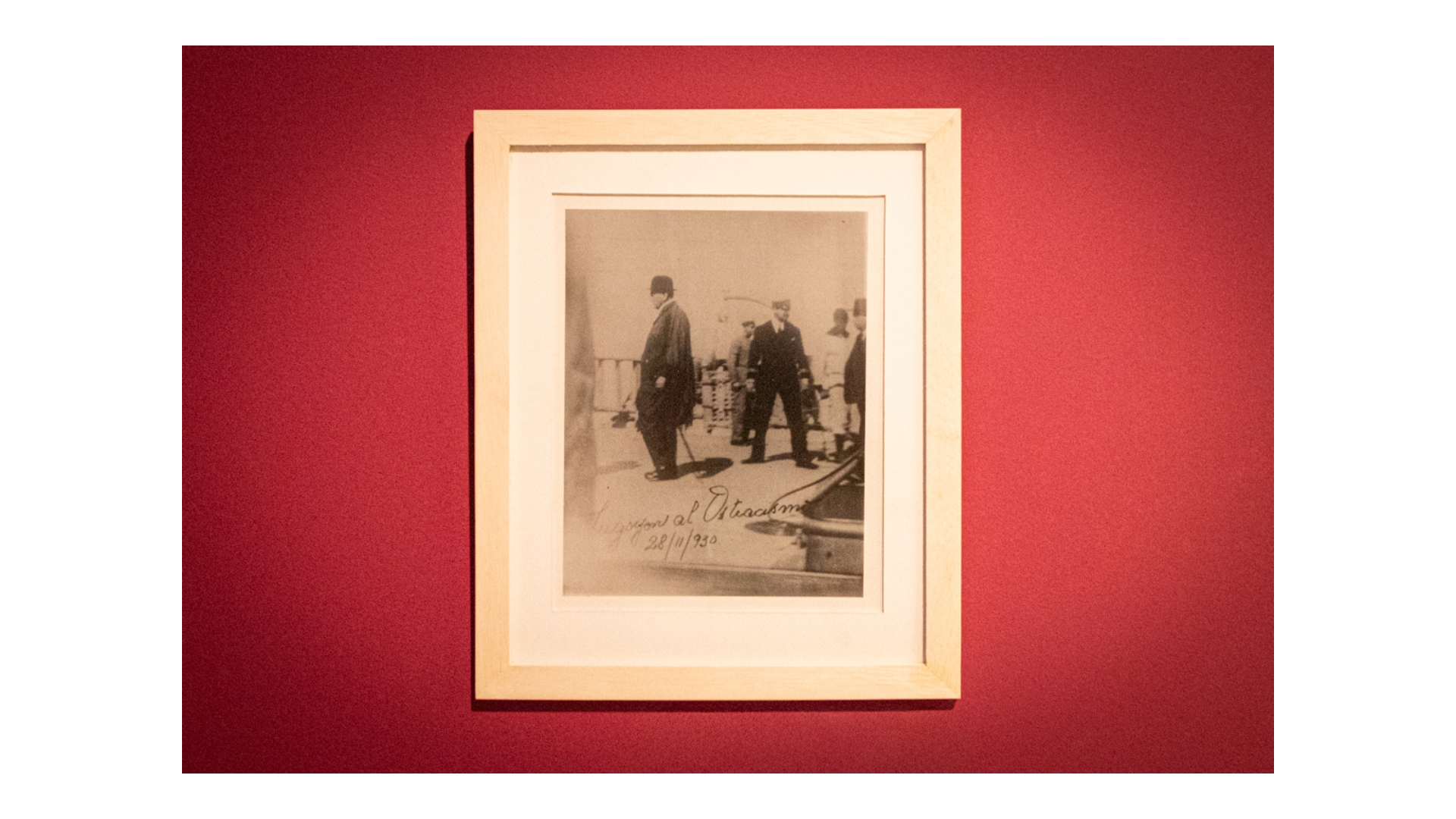 Vista de una fotografía enmarcada y en blanco y negro del expresidente Hipólito Yrigoyen