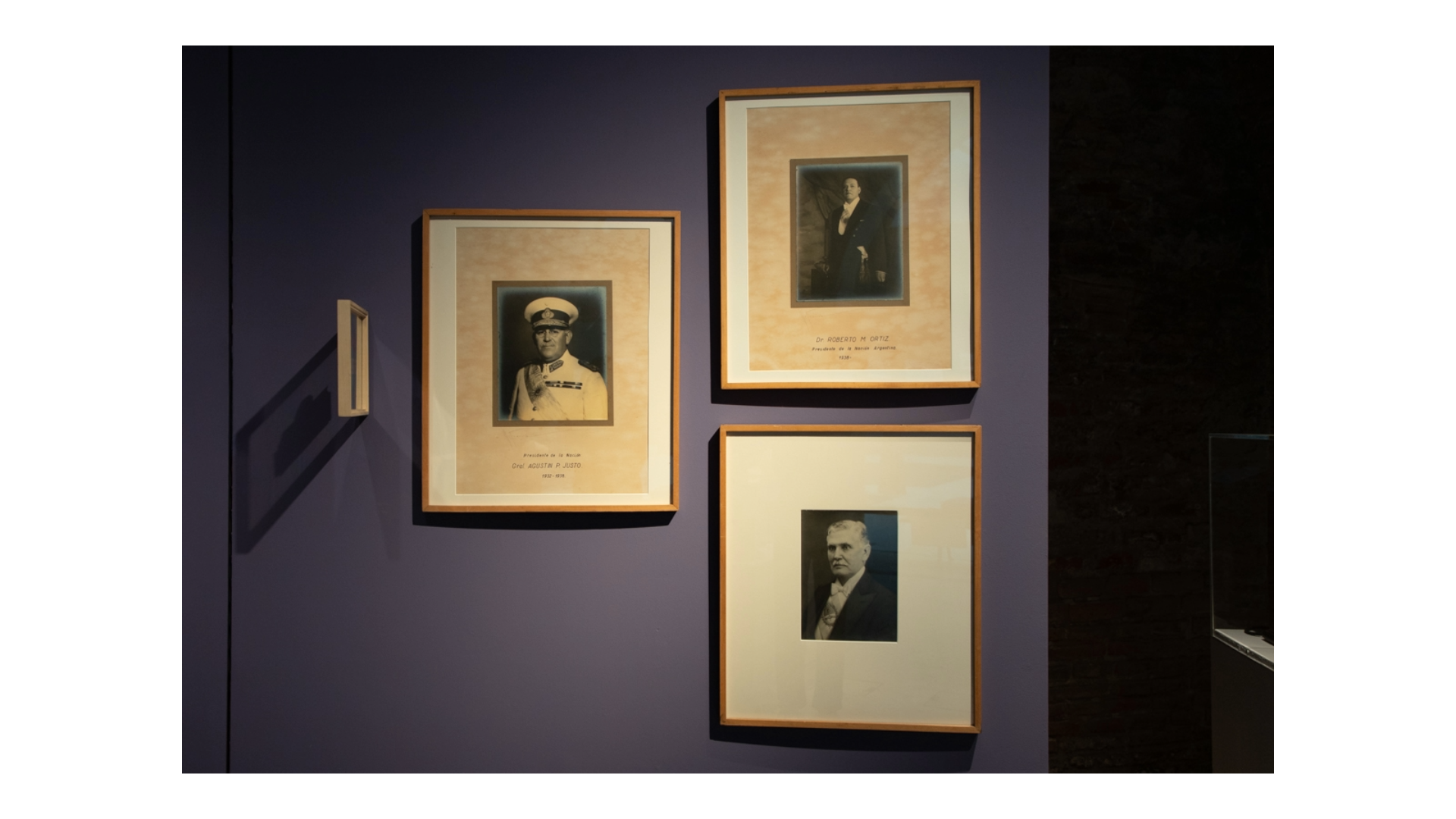 Vista frontal de tres retratos de los expresidentes Agustín P. Justo, Roberto M. Ortiz y Ramón Castillo