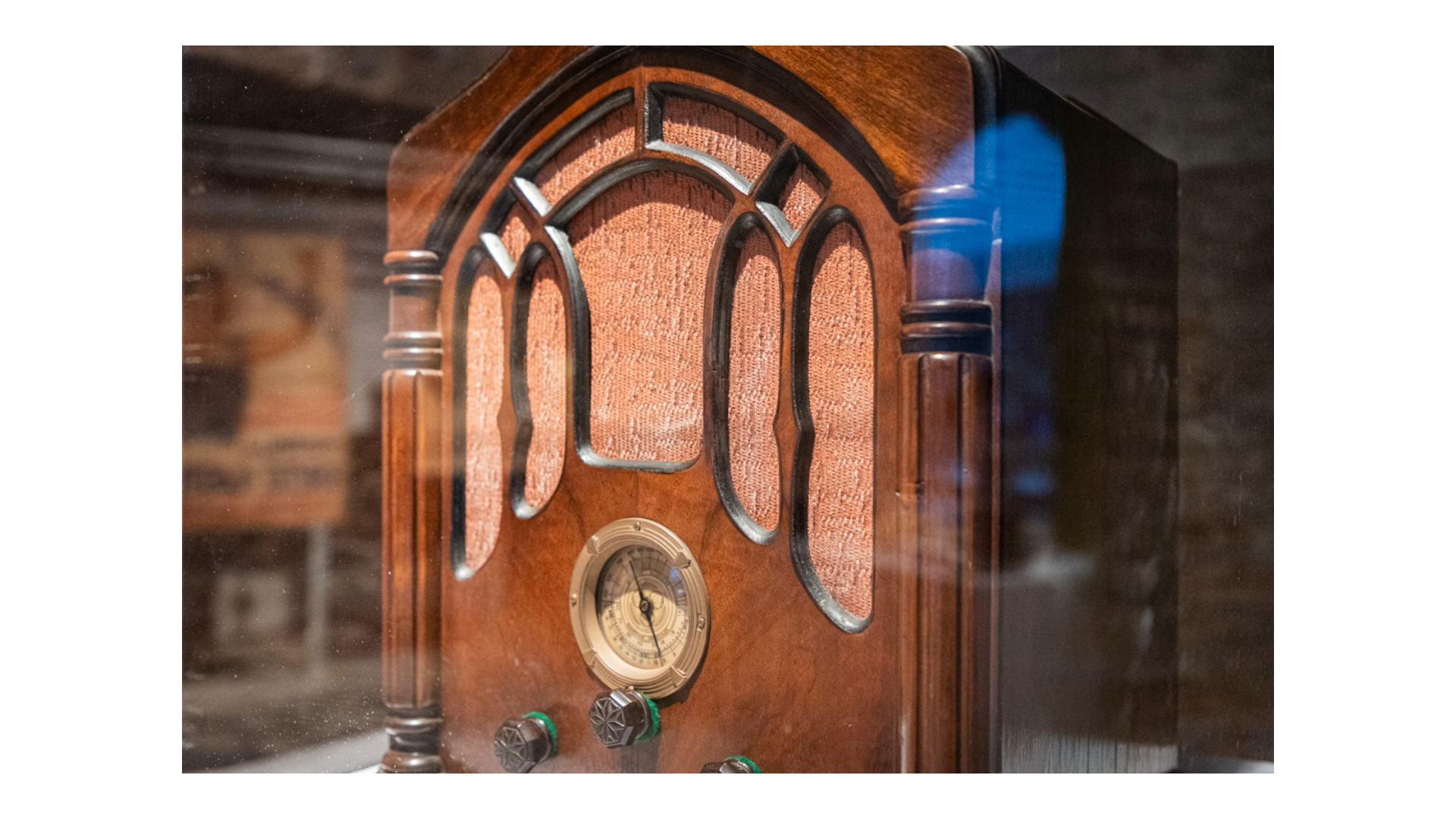 Vista de una radio antigua de madera