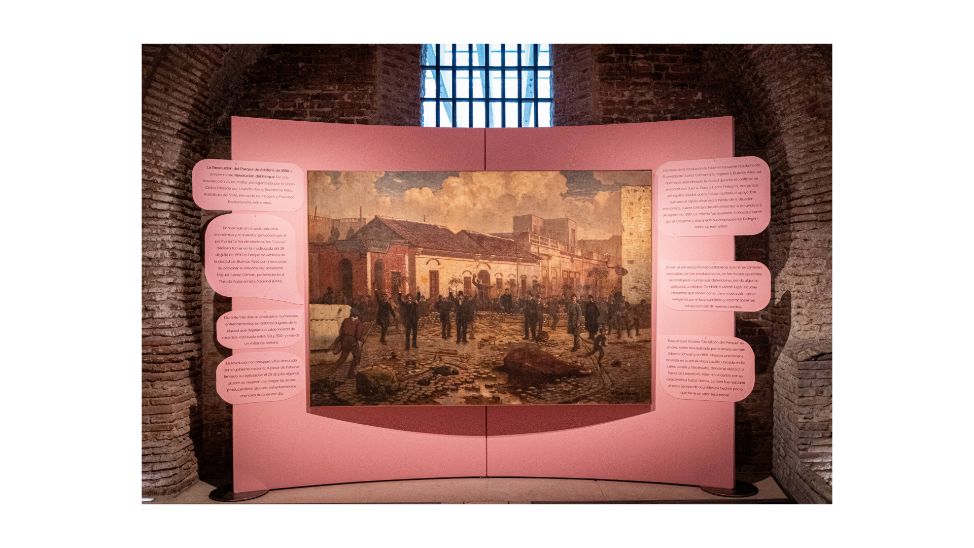 Vista frontal de la obra "Rendición del Parque". Se encuentra sobre dos paneles rosados y a su alrededor hay burbujas de texto también en color rosado.