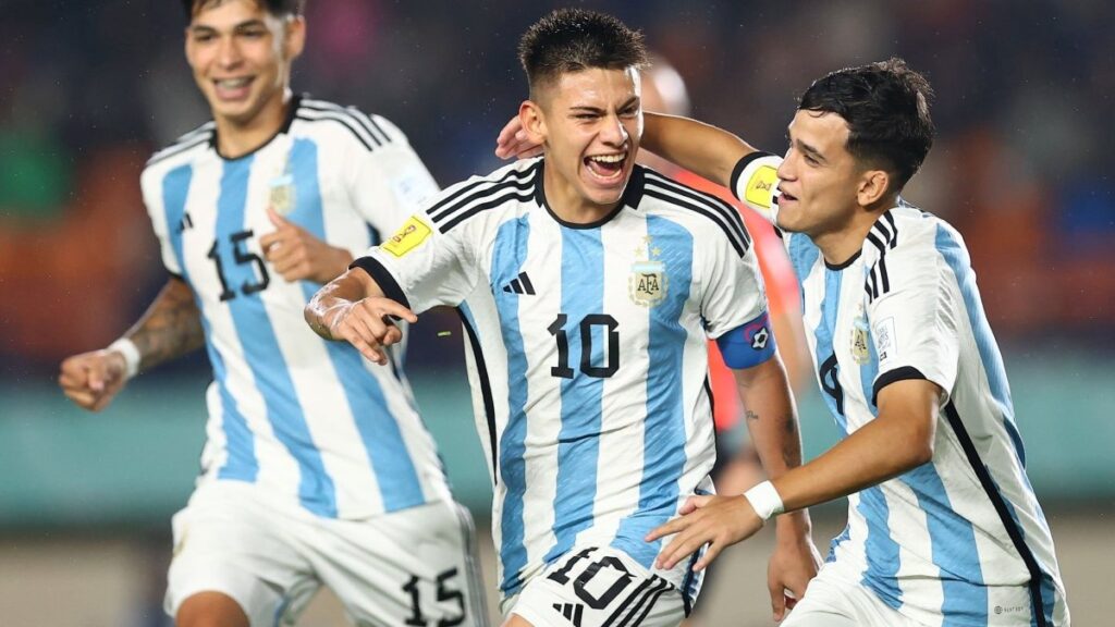 Los jugadores juveniles conducidos por Diego Placente buscan acceder a octavos de final 