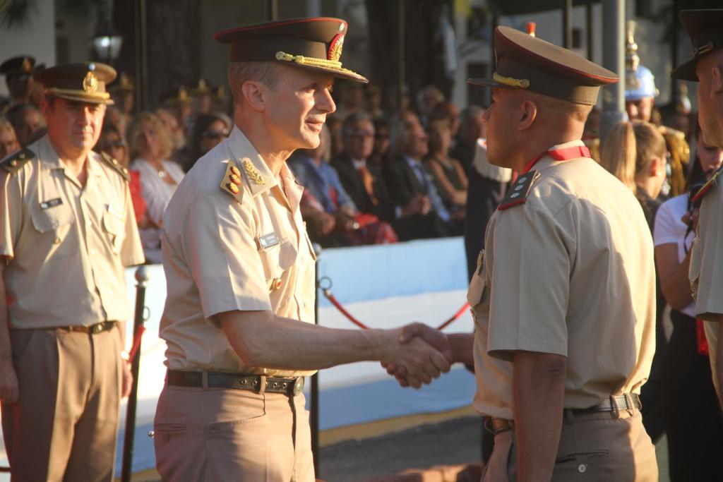 El general Pasqualini saluda a uno de los oficiales premiados